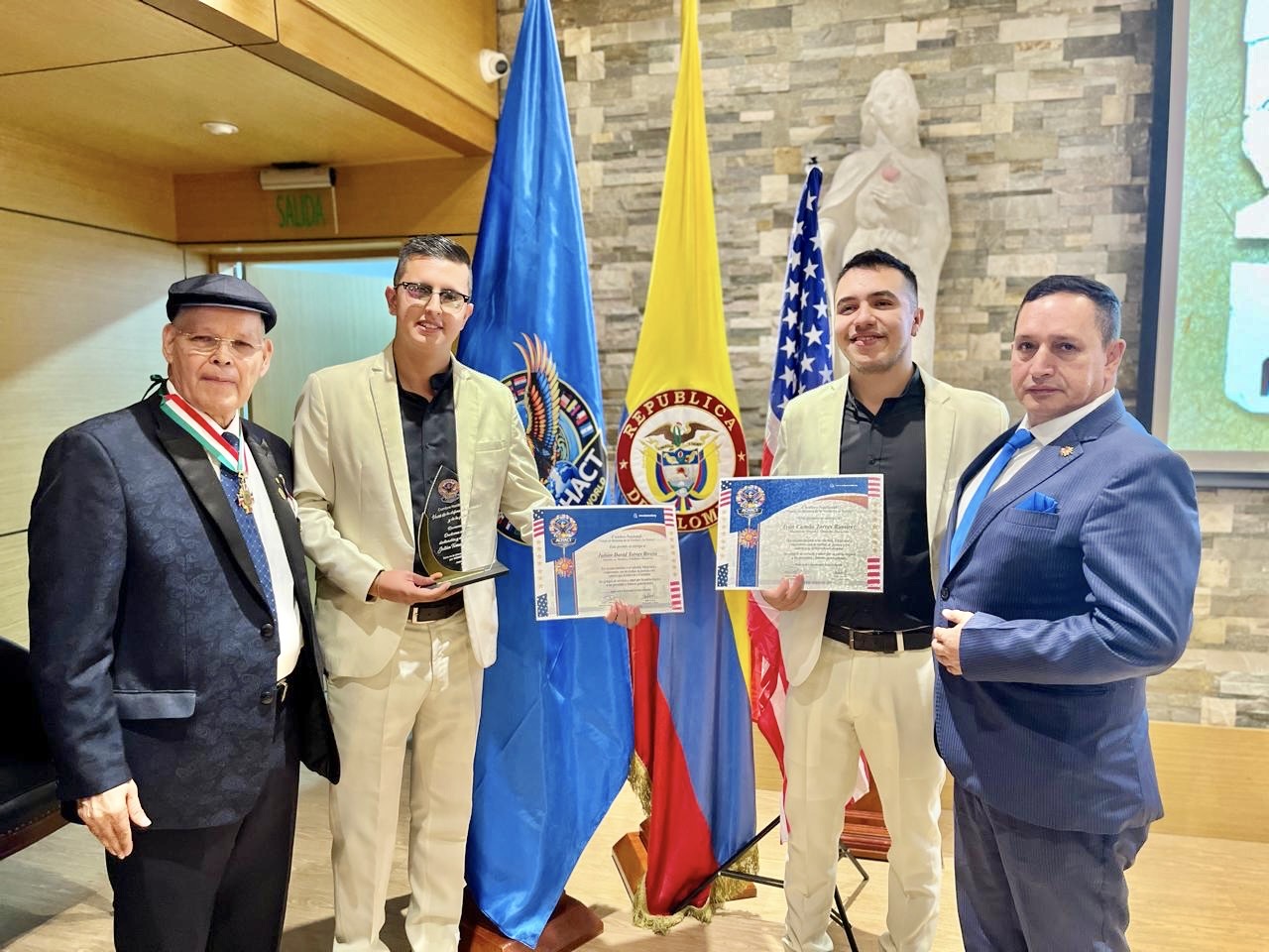 Jesús Anthony Bravo junto a líderes comunitarios latinos